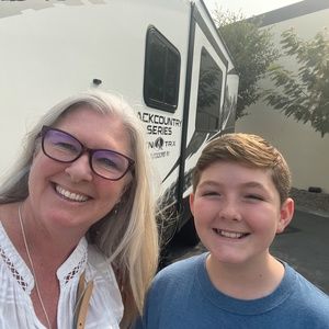 Meet your Poshers, Kelly and Jesse.